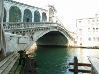 Ponte di Rialto, který jako jeden ze tří mostů spojuje obě části města rozdělené kanálem