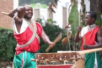 Bujumbura, vystoupení gumových tanečníků
